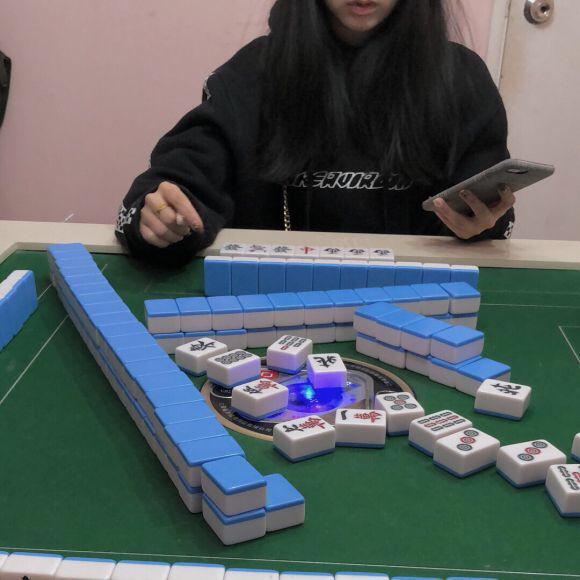 【摘要】男女打麻将也就是广东麻将是一项受许多中国华人欢迎的游戏