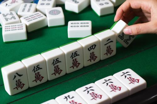 摘要：男女打麻将是一种古老、传统的游戏，它有着浓厚的文化底蕴和丰富的暗语内涵，成了中国民间一个传说性的游戏